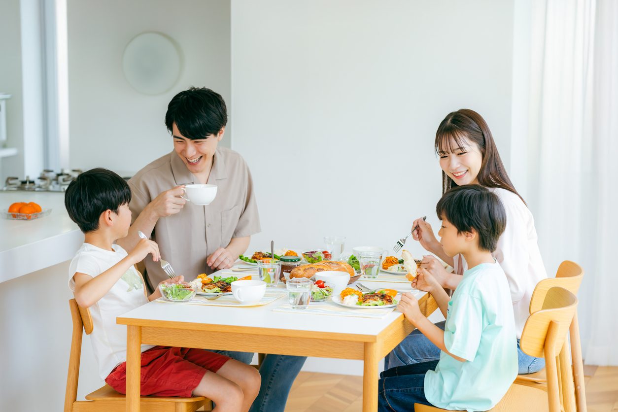 家族そろっての食卓(イメージ写真)